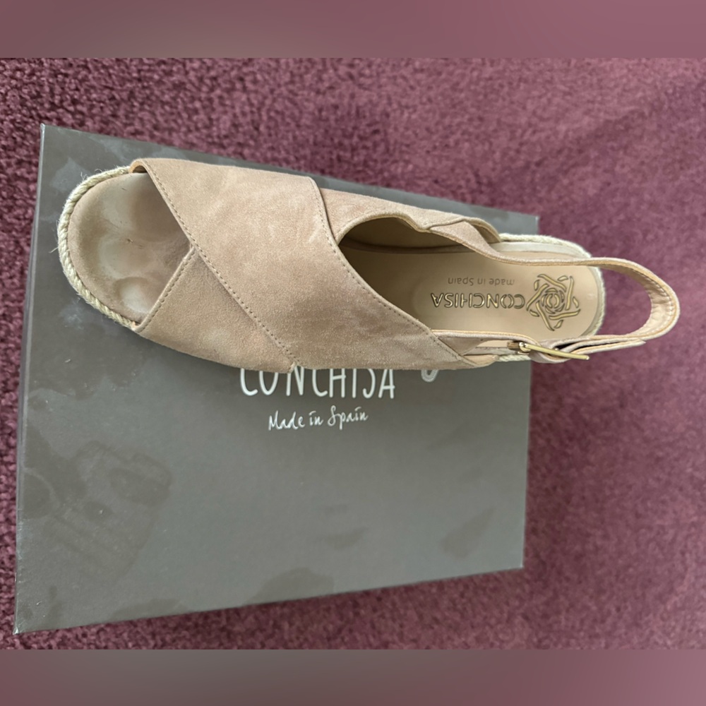 Size 39 (woman’s 8 1/2) like new espadrilles worn twice.